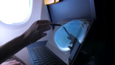 Kadın el çizimi bir tablet ile uçakta bir stil bir sinek sırasında. Yüksek kalite 4k görüntü
