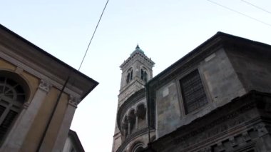 Bergamos Santa Maria Maggiore Katedrali: Tarihi Kemerler Arasında Bir Yolculuk, Detaylı Freskler ve Canlı Şehir Sahneleri. Yüksek kalite 4K görüntü. Yüksek kalite 4k görüntü