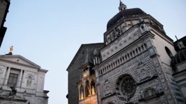 Bergamo 'daki Santa Maria Maggiore Katedrali büyüleyici bir mimariye, karmaşık tasarımlara ve günbatımında büyüleyici bir manzara yaratan bir kubbeye sahiptir.