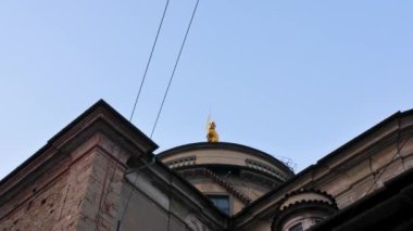 Bergamo Katedrali 'nde mavi gökyüzüne karşı inşa edilmiş altın bir kubbe var. Yüksek kalite 4k görüntü