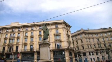 Dante Monumento Caddesi, Giuseppe Parini, Starbucks Reserve Roastery. Yüksek kalite 4k görüntü