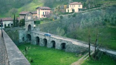 Bergamo Citta Alta 'nın güzel taş köprüleri ve kır evleri. Yüksek kalite 4k görüntü