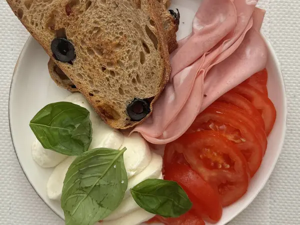 İtalyan antipasto, mozarella, domates, bazil, mortadella, ekmek. Yüksek kalite fotoğraf