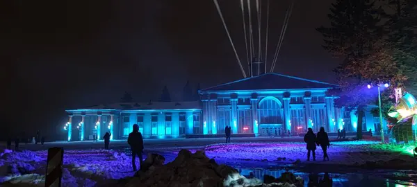 Gece boyunca, çarpıcı bir bina, etrafında büyüleyici bir atmosfer oluşturan bir dizi güzel mavi ışıkla aydınlanır.