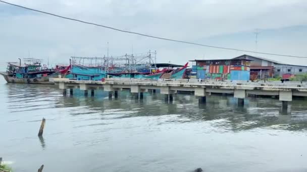 Αλιευτικά Σκάφη Είναι Αγκυροβολημένα Στο Λιμάνι Πριν Πιάσουν Ψάρια — Αρχείο Βίντεο