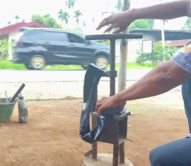 Bir tamirci hasarlı bir motosikleti onarmaya hazırlanıyor.