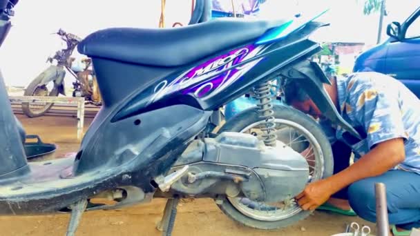Mechanik Przygotowuje Się Załatania Uszkodzonego Opony Motocykla — Wideo stockowe