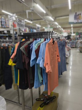 Mağazadaki Erkekler için Kol Gömlekleri