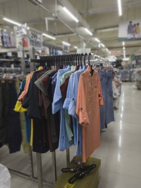 Mağazadaki Erkekler için Kol Gömlekleri