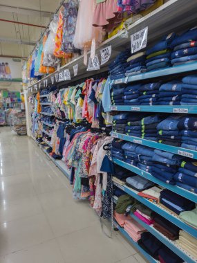 Mağazadaki Kadın Giysileri