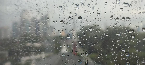 Yağmurdan Sonra Cam Üzerinde Şeffaf Damlacıklar — Stok fotoğraf