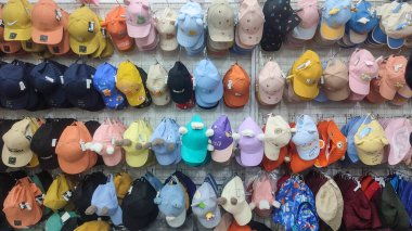 Çeşitli stillerde birkaç renkli şapkayı kapat