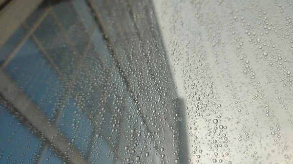 Σταγόνες Βροχής Στο Παράθυρο Κτίριο Στο Βάθος — Φωτογραφία Αρχείου