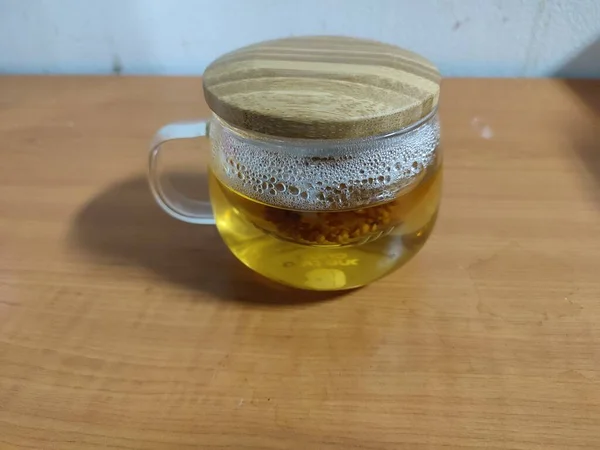 Zbliżenie Napoju Ziołowego Filiżanką Szklaną Filtrem Herbaty — Zdjęcie stockowe