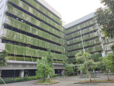 Jakarta, Endonezya - 25 Mayıs 2023: Avlu ve yeşil ağaçlı kamu işleri bakanlığı binası