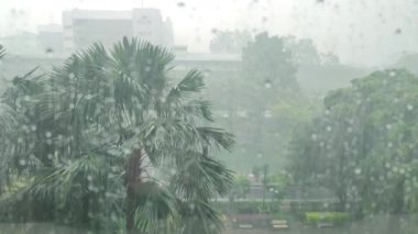 Hafif sisli arka planı olan bir binanın camına yağmur yağar