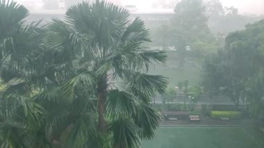 Hafif sisli arka planı olan bir binanın camına yağmur yağar