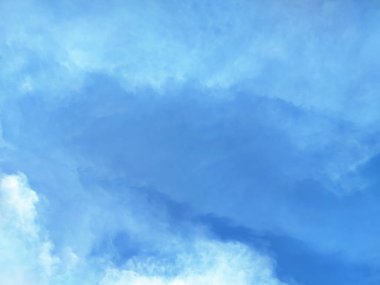 Mavi gökyüzü ve berrak bulutlar