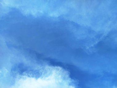 Mavi gökyüzü ve berrak bulutlar