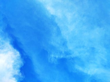 Mavi gökyüzü ve berrak bulutlar