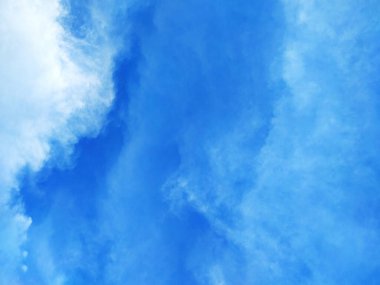 Mavi gökyüzü ve berrak bulutlar