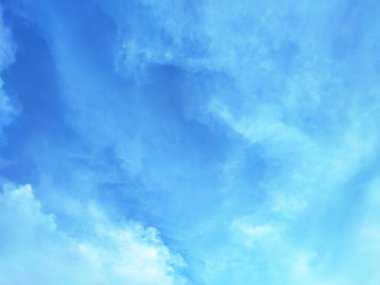 Mavi gökyüzü ve berrak bulutlar