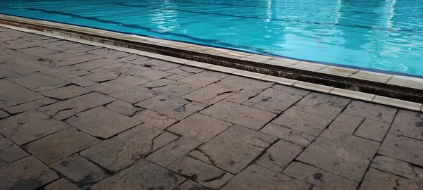 Blick Auf Das Schwimmbad Mit Klarem Blauem Wasser Und Sonnenreflexen — Stockfoto