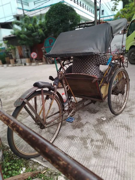 Antiguo Pedicab Oxidado Estacionado Borde Carretera Bekasi Indonesia — Foto de Stock