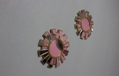 Gümüş duvar saati ve gri duvarlar şeklinde metal dişli tasarımı olan duvar ekranı. iç Dan dekorasyonu.