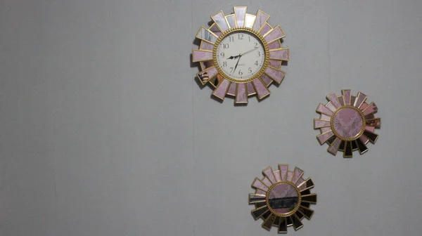 Exibição Parede Com Design Engrenagem Metal Forma Relógio Parede Prata — Fotografia de Stock