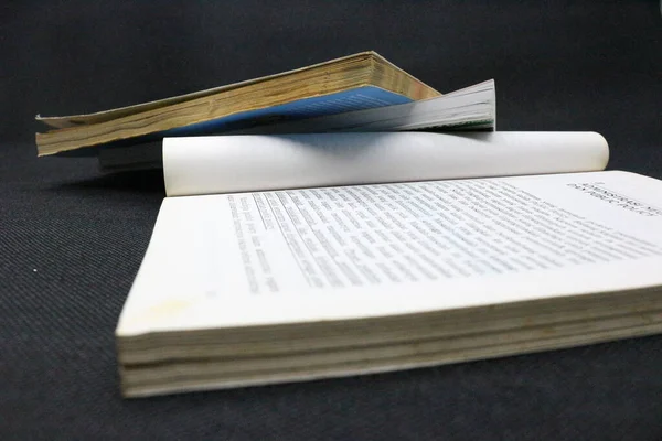 Παλιό Βιβλίο Σελιδοδείκτη Μαύρο Φόντο Ανοιχτό Βιβλίο Σελιδοδείκτη Μαύρο Φόντο — Φωτογραφία Αρχείου