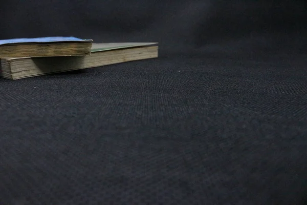 Vecchio Libro Con Segnalibro Sfondo Nero Aprire Libro Con Segnalibro — Foto Stock