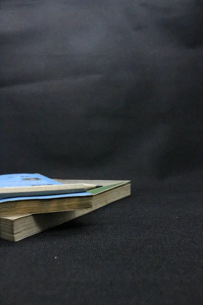 Lápices Libro Sobre Fondo Negro Vuelta Escuela Cerca Concepto Educativo — Foto de Stock