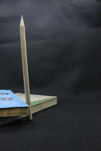 Siyah Arka Plan Üzerine Kalemler Kitap Okula Dön Yakın Çekim — Stok fotoğraf