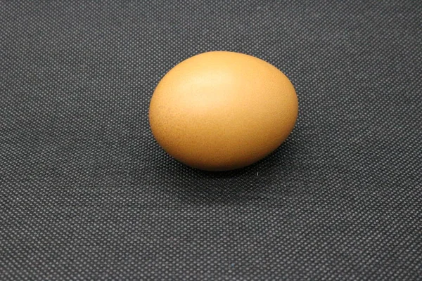 Telur Ayam Coklat Dengan Latar Belakang Hitam — Stok Foto