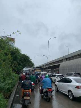 Endonezya 'nın Bekasi şehrinin sokaklarında trafik sıkışık. Trafik iş zamanı olduğu kadar yoğun..