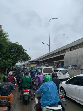 Endonezya 'nın Bekasi şehrinin sokaklarında trafik sıkışık. Trafik iş zamanı olduğu kadar yoğun..