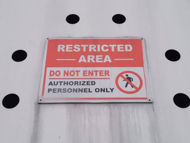 Duvardaki Yasak Alan İşareti, Girmeyin.