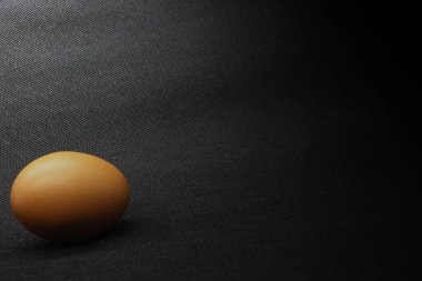 Siyah arka planda kahverengi tavuk yumurtaları