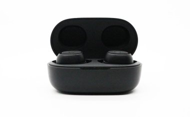 Beyaz arka planı olan siyah bluetooth kulaklıklar..