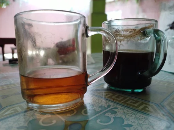 テーブルの上にはコーヒーとお茶のグラスが置かれています 文化に囲まれて — ストック写真