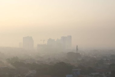 Şehrin ortasındaki gün doğumunun manzarası yukarıdan bakıldığında, atmosfer çok sıcaktır..