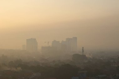 Şehrin ortasındaki gün doğumunun manzarası yukarıdan bakıldığında, atmosfer çok sıcaktır..