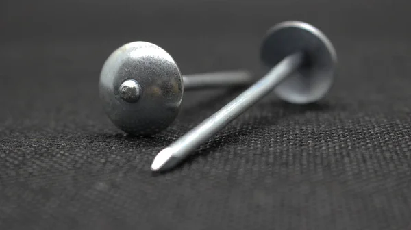 锌或石棉钉子 铁制的 圆圆的头像伞 常被称为钉 — 图库照片