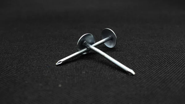 亜鉛またはアスベストスの釘 傘のような丸い頭を持つ鉄で作られています しばしばタックと呼ばれる — ストック写真