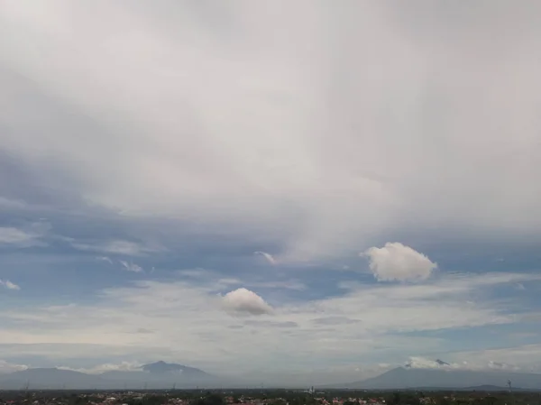 Landscapes Pemandangannya Sangat Indah Ada Sebuah Desa Dan Beberapa Gunung — Stok Foto