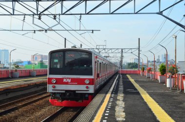 Jakarta istasyonunda duran banliyö treni görüntüsü.