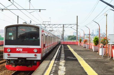 Jakarta istasyonunda duran banliyö treni görüntüsü.
