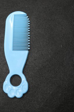 Mavi bebek saç tarama aracı, küçük boyutta ve rahat tasarım.