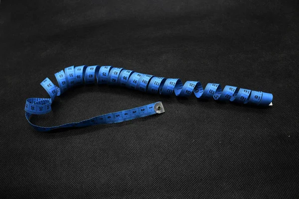 Portrait Tissu Instrument Mesure Vêtements Bleu Avec Fond Noir Ruban — Photo
